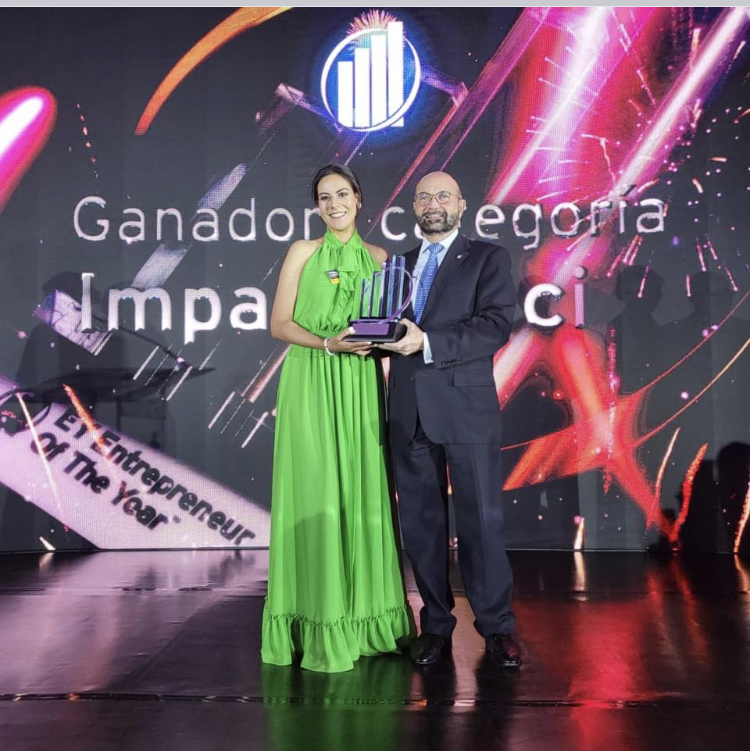 Regina Espinoza Athié ganadora del premio “E&Y Entrepreneur of the Year Impacto Social” 
