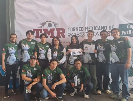Equipo de colmillos robotics con el trofeo al tercer lugar del torneo