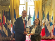 Felicitamos al Dr. Carlos Bosch quien es reconocido por el Senado francés por la creación del programa “La ciencia en tu escuela