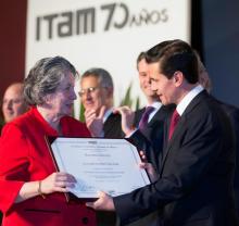La profesora Luz María Silva recibiendo reconocimiento por más de 30 años de trayectoria en el ITAM